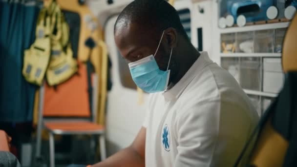 Trött Paramedisk i ansiktet Mask Riding i ambulans — Stockvideo