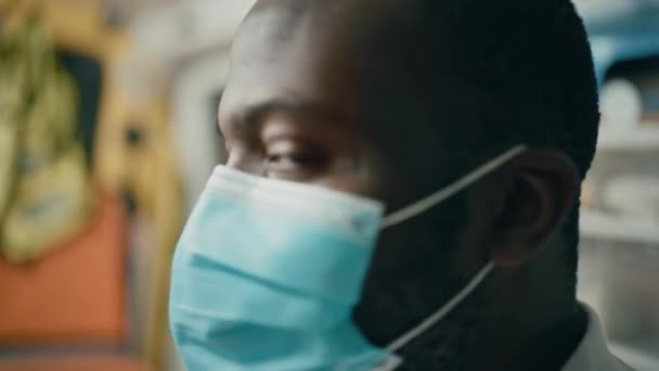 Парамедик в маске в машине скорой помощи — стоковое видео