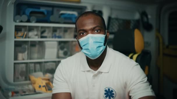 Paramédico en máscara facial Montar en ambulancia — Vídeo de stock