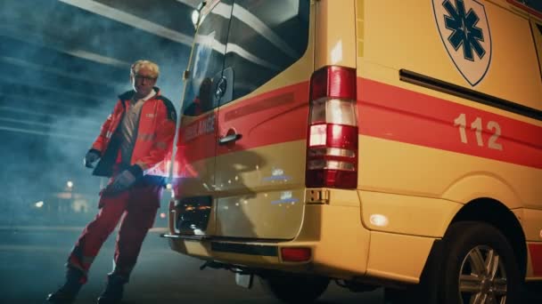 Paramedici halen Stretcher uit de ambulance — Stockvideo