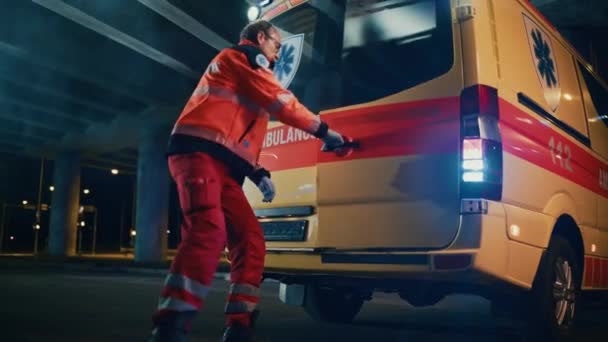 Záchranáři vynášejí nosítka z ambulance — Stock video