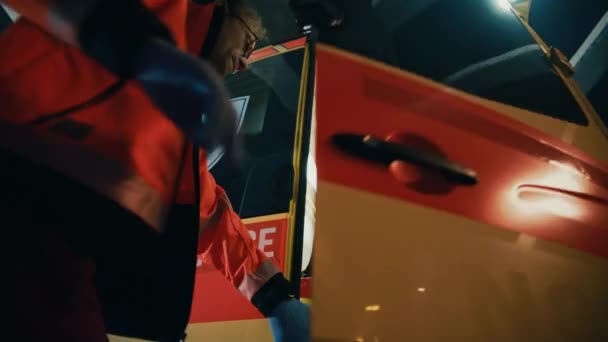 Les ambulanciers quittent l'ambulance dans la précipitation — Video