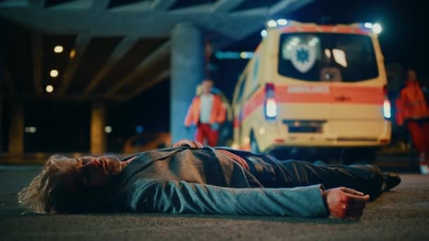 I paramedici arrivano per aiutare il giovane in strada — Video Stock