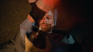 Sağlık görevlileri sokakta yatan genç adama tıbbi yardım sağladı.