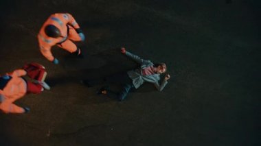 Sağlıkçılar Genç Adam 'a Sokakta Yardım Etti
