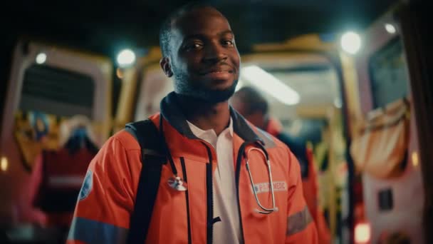 Retrato paramédico masculino negro junto a la ambulancia — Vídeos de Stock