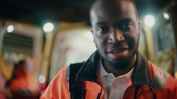 Zwart man paramedisch portret naast ambulance — Stockvideo
