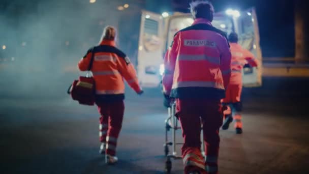 Paramedici brengen patiënt naar Ambulance op Stretcher — Stockvideo
