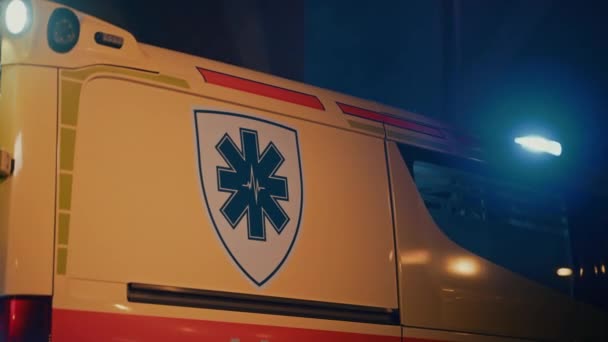 Машина скорой помощи с логотипом — стоковое видео