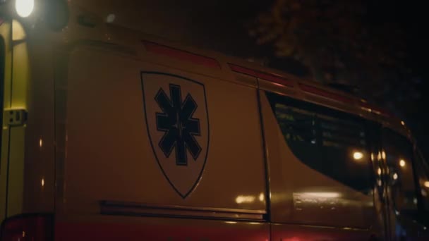 ロゴ付き救急車 — ストック動画