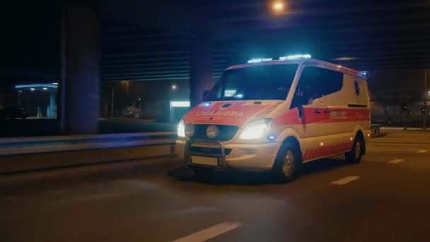 Автомобиль скорой помощи с сигналами ночью — стоковое видео