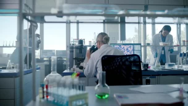 Científicos de laboratorio de investigación médica usando microscopio de computadora — Vídeos de Stock
