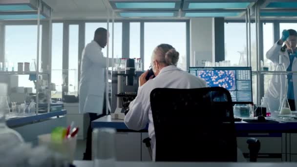Científicos de laboratorio de investigación médica usando microscopio de computadora — Vídeos de Stock