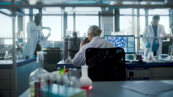 Scientifiques de laboratoire de recherche médicale utilisant le microscope informatique — Video