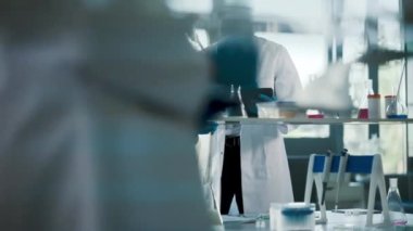 Tıbbi Araştırma Laboratuvarı Bilim Adamları Tablet ve Pipette Kullanarak Konuşuyor