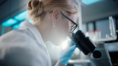 Mikroskop altında araştıran Tıbbi Araştırma Laboratuvarı