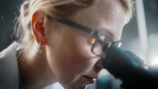 Laborant für medizinische Forschung unter dem Mikroskop — Stockvideo