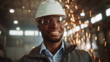 Gülümseyen Çelik Fabrikası Endüstriyel Mühendis İşçisi