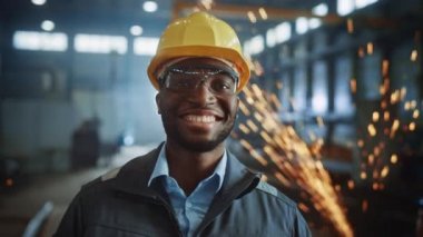 Gülümseyen Çelik Fabrikası Endüstriyel Mühendis İşçisi