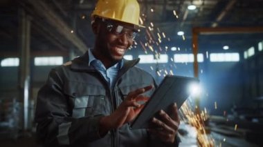 Tablet Bilgisayarlı Çelik Fabrikası Endüstri Mühendisi