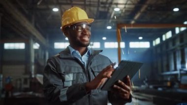 Tablet Bilgisayarlı Çelik Fabrikası Endüstri Mühendisi