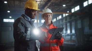 Çelik Fabrikası Endüstriyel Mühendis ve İşçi Konuşur ve Tablet Bilgisayarı Kullan