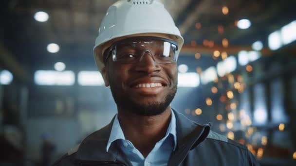 Leende stålfabrik industriingenjör arbetare — Stockvideo