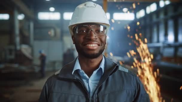 Lächelnder Industriemechaniker in Stahlwerk — Stockvideo
