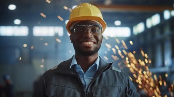 Leende stålfabrik industriingenjör arbetare — Stockvideo
