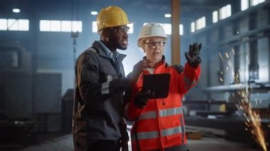 Çelik Fabrikası Endüstriyel Mühendis ve İşçi Konuşur ve Tablet Bilgisayarı Kullan