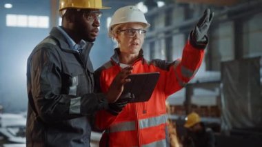 Çelik Fabrikası Endüstriyel Mühendis ve İşçi Konuşur ve Tablet Bilgisayarı Kullan