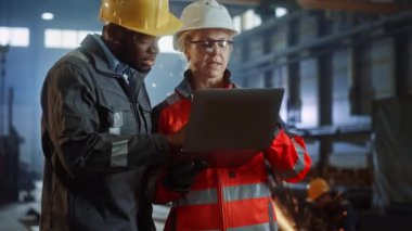 Çelik Fabrikası Endüstri Mühendisi ve İşçi Konuşur ve Bilgisayarı Kullan