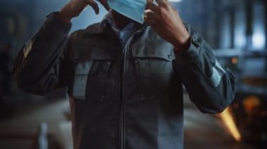 Yüz maskesi takan Endüstriyel Mühendis