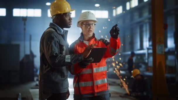 Çelik Fabrikası Endüstriyel Mühendis ve İşçi Konuşur ve Tablet Bilgisayarı Kullan — Stok video