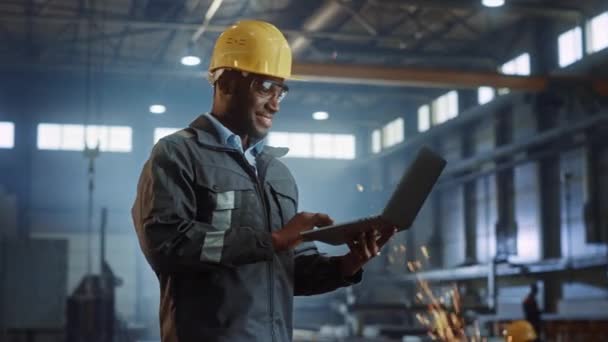 Engenheiro industrial de fábrica de aço com computador portátil — Vídeo de Stock