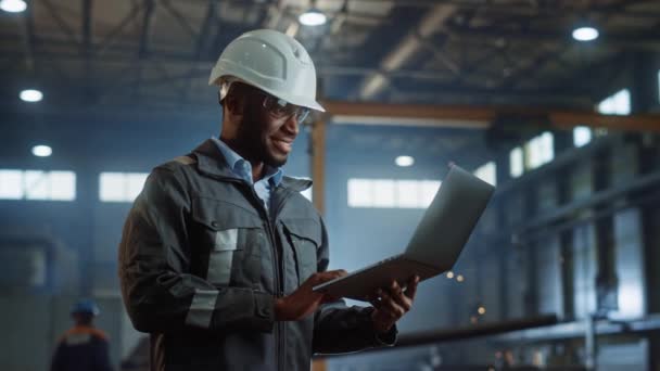 Ingeniero industrial de la fábrica de acero con el ordenador portátil — Vídeos de Stock