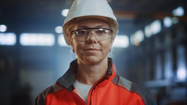 Женский портрет инженер-технолог на сталелитейном заводе — стоковое видео