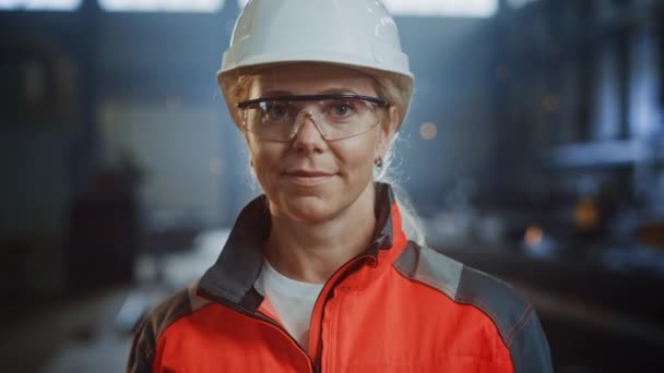 Retrato Mujer Ingeniera Industrial en Fábrica de Acero — Vídeos de Stock