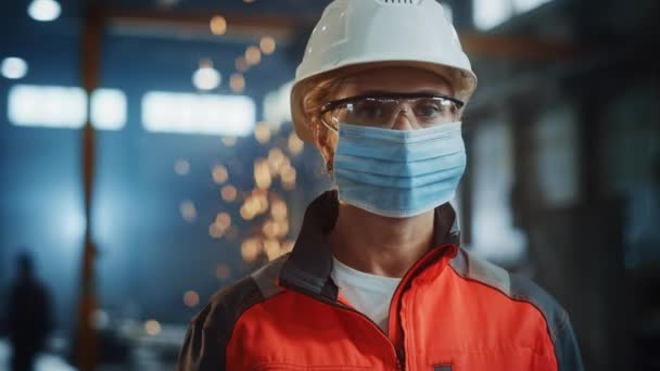 Женский портрет инженер-технолог на сталелитейном заводе в маске для лица — стоковое видео