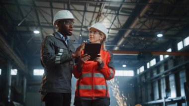 Çelik Fabrikası Endüstriyel Mühendis ve İşçi Konuşur ve Tablet Bilgisayarı Kullan