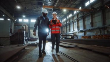 Çelik Fabrikası Endüstriyel Mühendis ve İşçi Konuşur ve Tablet Bilgisayarı Kullan