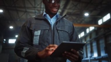 Tablet Bilgisayarlı Çelik Fabrikası Endüstri Mühendisi