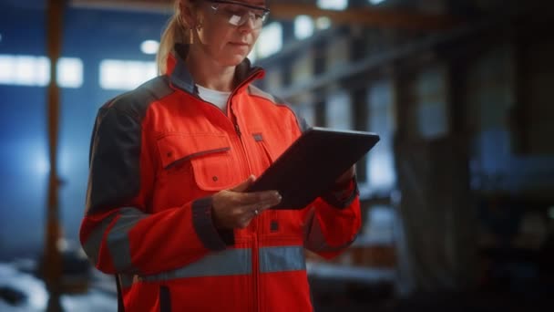 Stahlwerk-Ingenieurin mit Tablet-Computer — Stockvideo