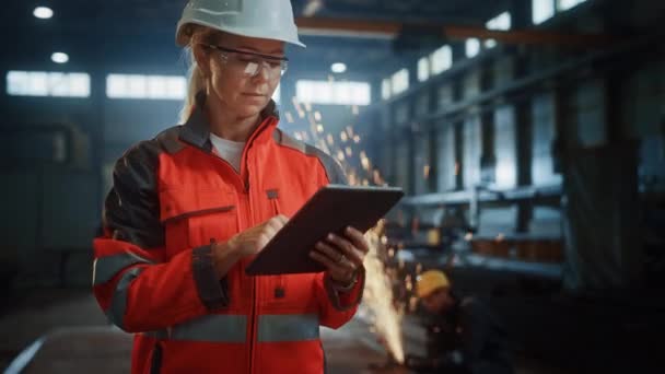 Steel Factory Žena Průmyslový inženýr s Tablet Computer — Stock video