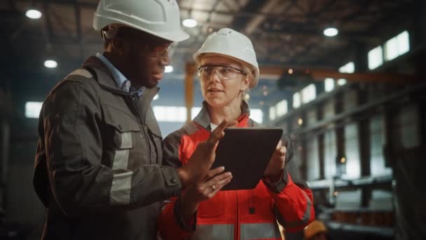 Staal Fabriek Industrieel Ingenieur en Werknemer Talk and Use Tablet Computer — Stockvideo