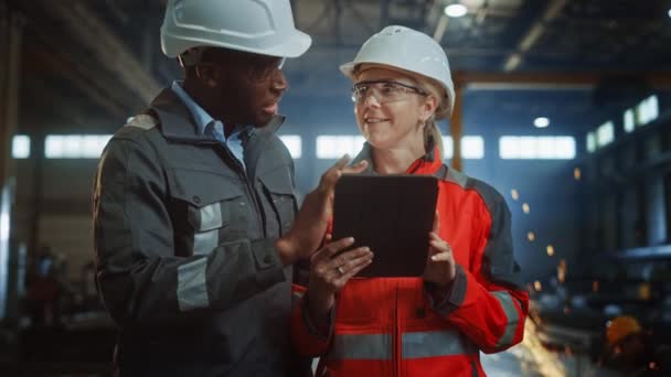 Çelik Fabrikası Endüstriyel Mühendis ve İşçi Konuşur ve Tablet Bilgisayarı Kullan — Stok video
