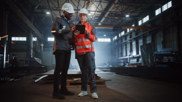 Industriemechaniker und Arbeiter in Stahlwerken reden und nutzen Tablet-Computer — Stockvideo