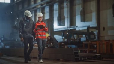 Çelik Fabrikası Endüstriyel Mühendis ve İşçi Konuşur ve Tablet Bilgisayarı Kullan