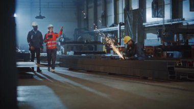 Çelik Fabrikası Endüstriyel Mühendis ve İşçi Konuşur ve Tablet Bilgisayarı Kullan