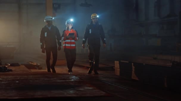 Industriingenjör och arbetare med ficklampor Walk in Steel Factory — Stockvideo